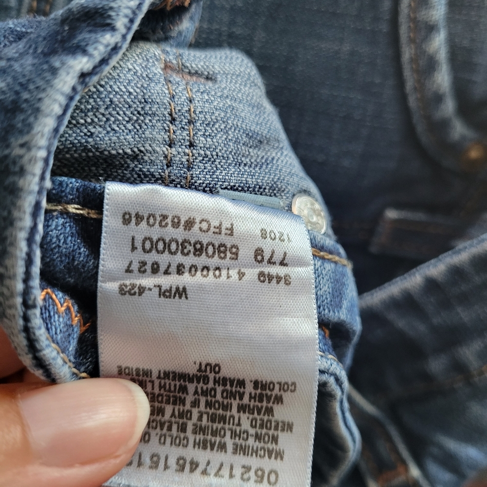 Levi's capris - Picture 4 of 4